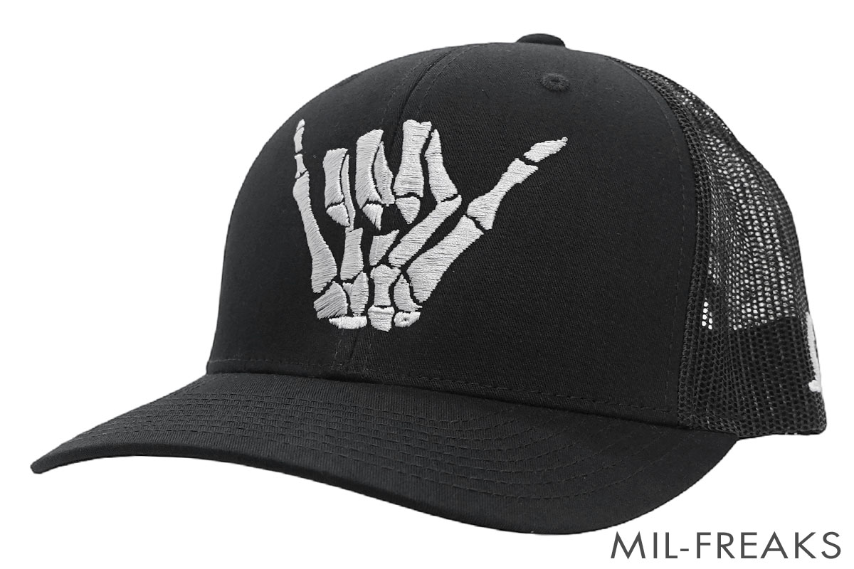 URT “BONE SHAKA” RETRO TRUCKER メッシュキャップ ソリッドブラック