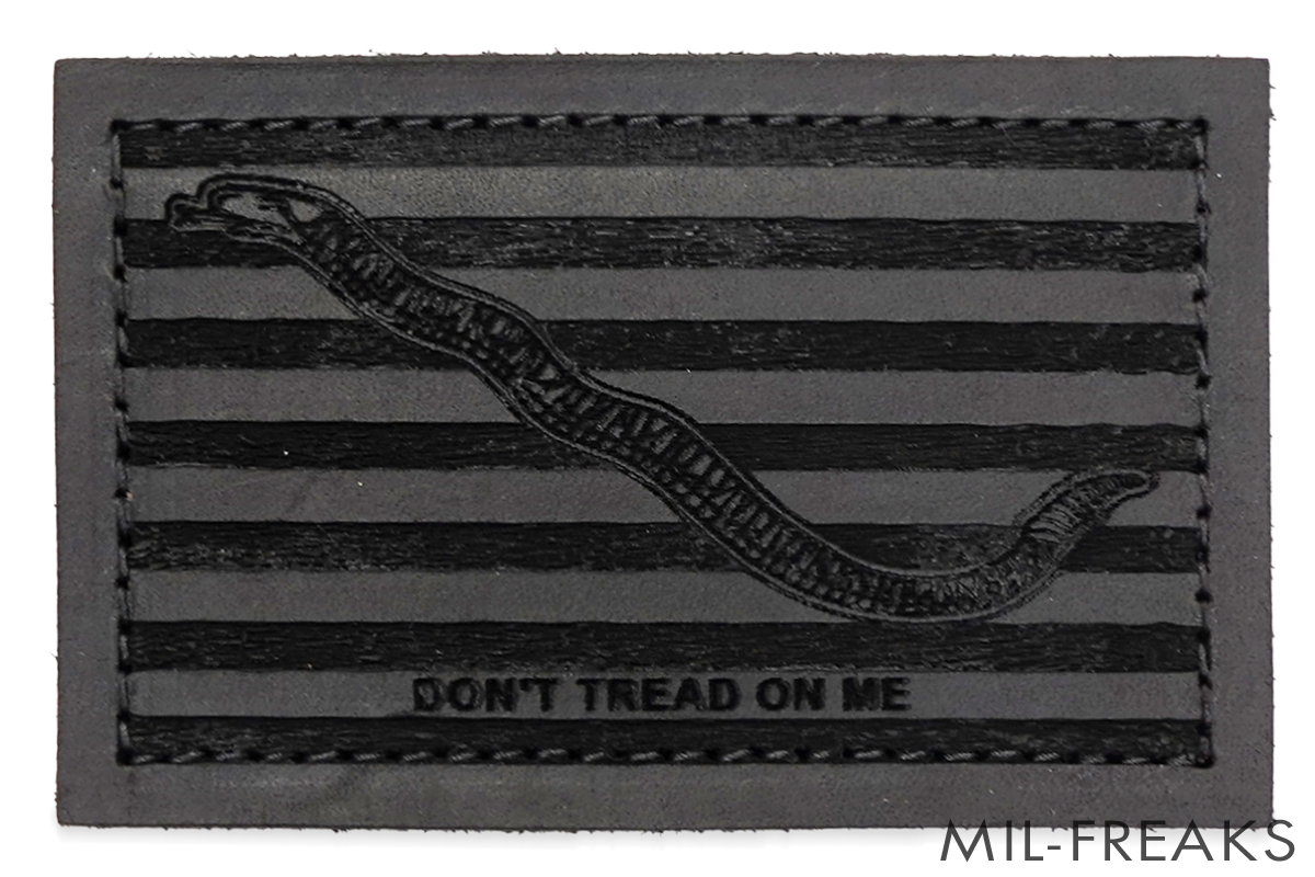 Whiskey 7 "Don't tread on me" レザーパッチ ダークグレー
